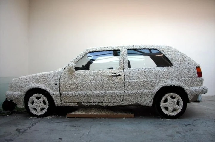 Volkswagen Golf: uno studente la ricopre di pop corn