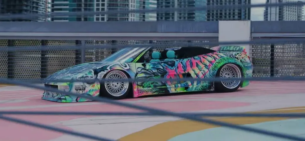 Una Ferrari F355 Spider sottoposta a tuning e con livrea da murales | Video