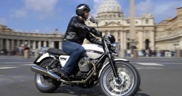 Moto Guzzi V7 alla Maratona di Roma