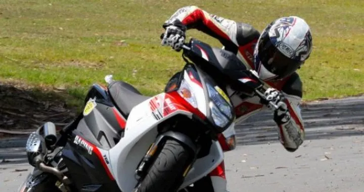 Troy Bayliss star per beneficenza del Le Minz 24 Hour Scooterthon