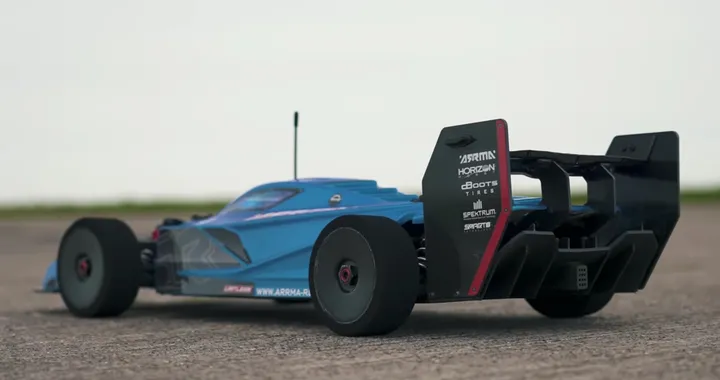 La Red Bull F1 battuta nel quarto di miglio da un'auto radiocomandata