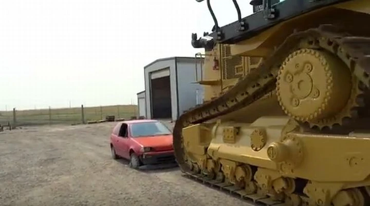 Il bulldozer schiaccia la Pontiac [Video]
