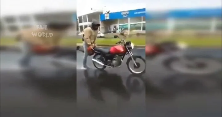 Acrobazie in moto sotto la pioggia