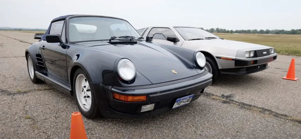 DeLorean DMC-12 contro Porsche 911: chi vince la sfida anni '80