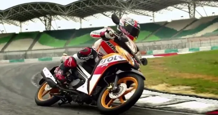 Marc Marquez in pista con l'Honda Blade 125 FI [video]