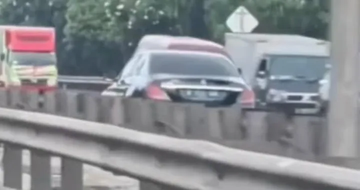 Indonesia: Mercedes contromano in autostrada provoca un frontale [Video]