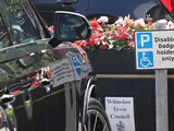 L'ex stella del Manchester United parcheggia in uno spazio disabili: polemiche