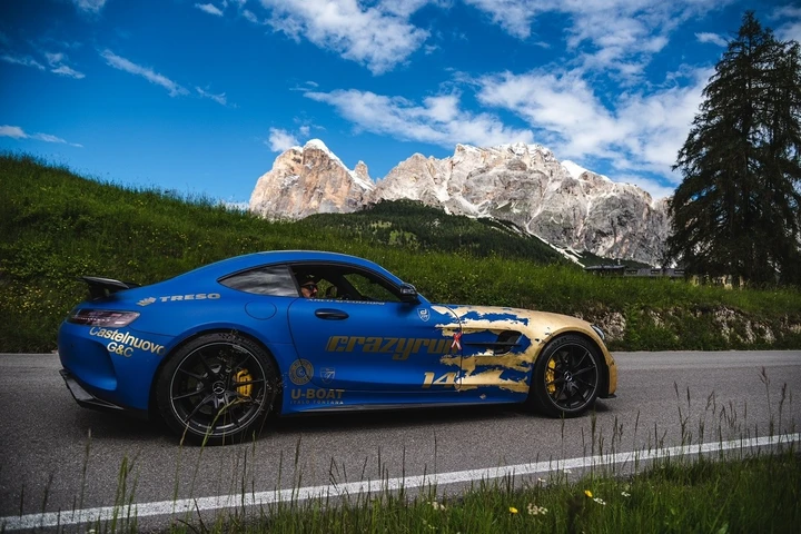 Crazyrun X: hypercar e supereroi sulle strade delle Dolomiti