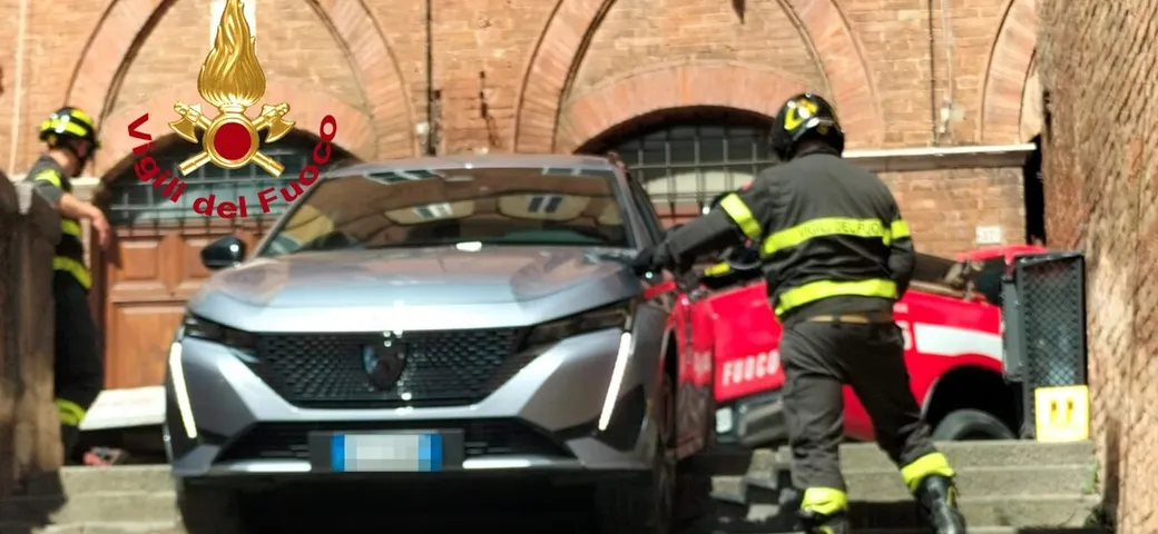 Seguono il GPS e finiscono sulle scale di Piazza del Campo: attimi di paura