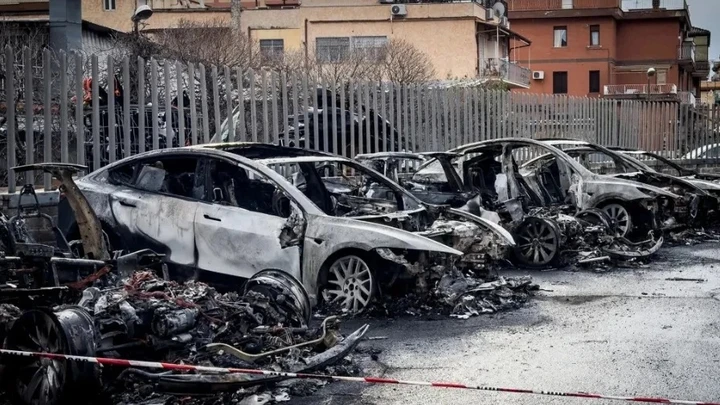 Tesla bruciate a Roma, arriva la rivendicazione anarchica