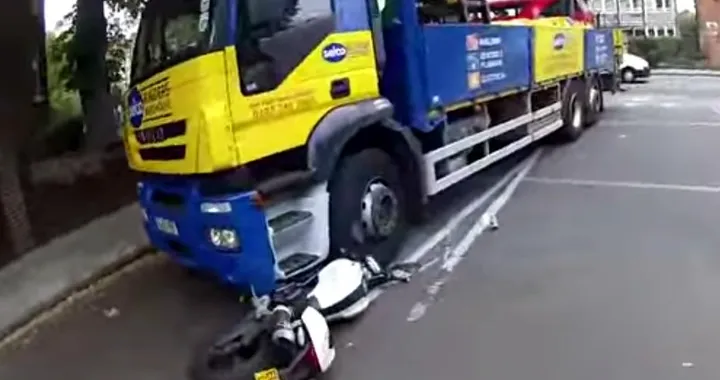 Camion invade la corsia e schiaccia una moto [Video]