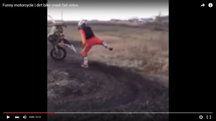 Impennata in moto con caduta [Video]
