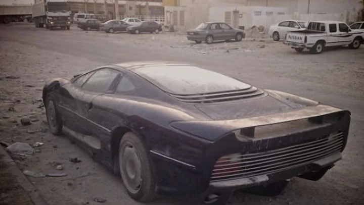 Jaguar XJ220: un esemplare abbandonato in Qatar
