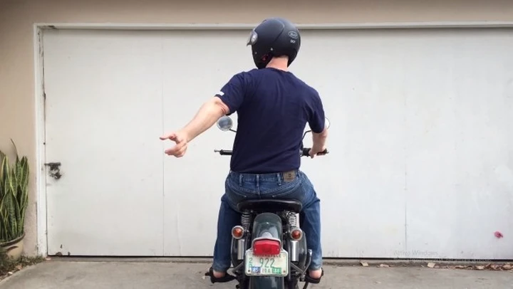Il linguaggio dei segni tra motociclisti [Video]