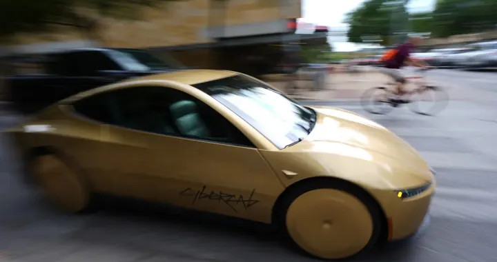 Tesla Cybercab debutta in Texas, il robotaxi senza volante né pedali ha 219 CV