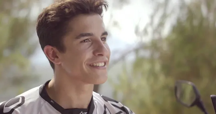 Marc Marquez in sella alla nuova CRF1000L Africa Twin