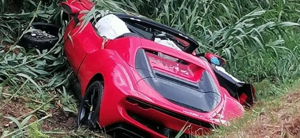 Perde il controllo e finisce nel fosso: costosa Ferrari va ko