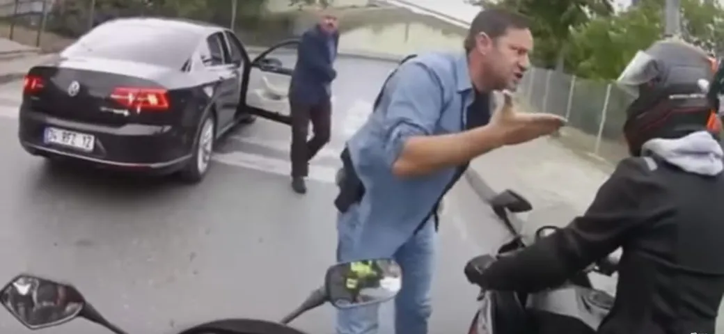 Lite in strada tra Motociclisti e polizia in borghese [Video]