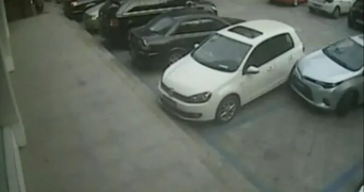 Dieci minuti e dieci manovre per uscire da un parcheggio