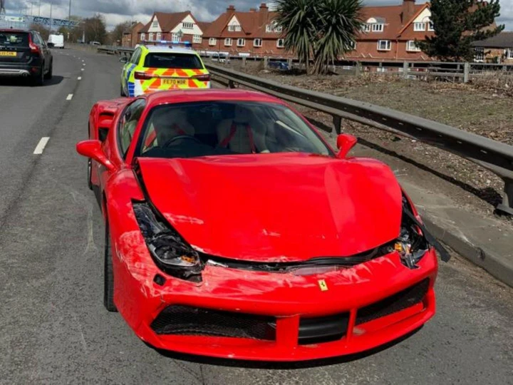 Ritira una nuovissima Ferrari 488 GTB e si schianta dopo 3 chilometri