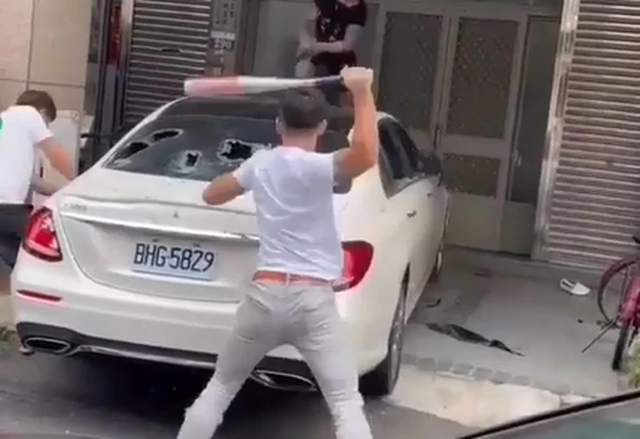 Malesia: distruggono una Mercedes a colpi di mazza [Video]