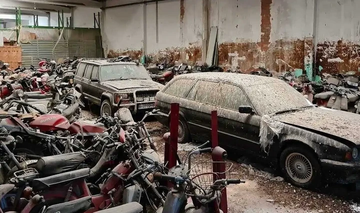 Spagna: ritrovata una collezione di pregiate auto in abbandono