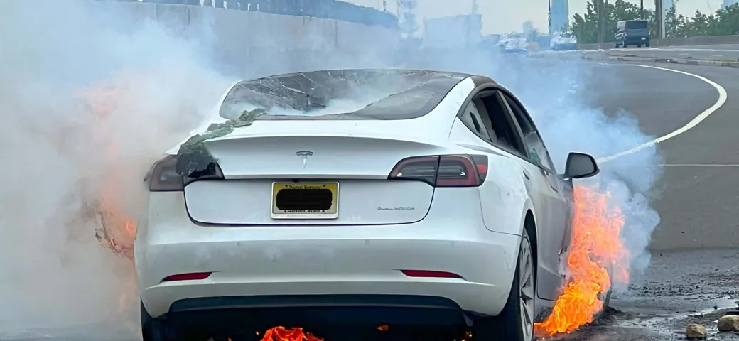 Una Tesla Model 3 prende fuoco dopo aver urtato un oggetto sulla strada [VIDEO]