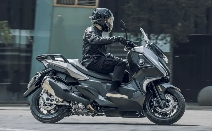 QJ Motor Fort 4.0: il nuovo riferimento per gli amanti dei maxi scooter