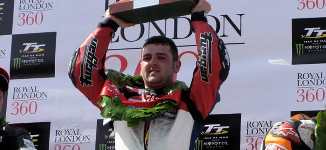 TT 2013: Michael Dunlop fa 'tre su tre' nella Superstock