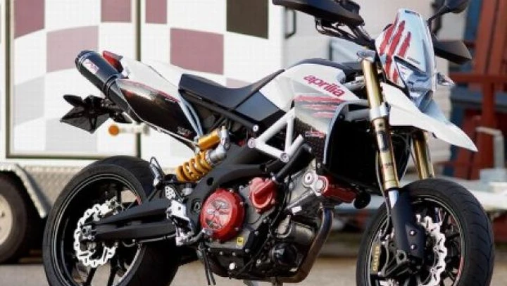 Consegnata la prima Aprilia Dorsoduro R by V2Racing