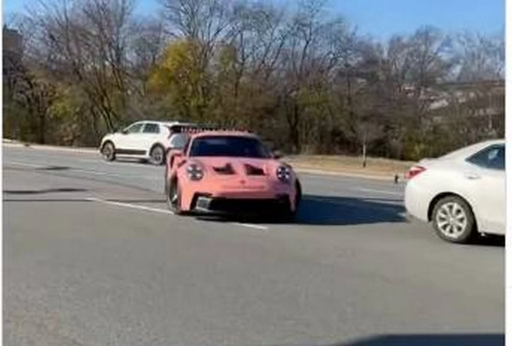 Porsche 911 GT3 RS: sorpasso in stile stuntman | Video