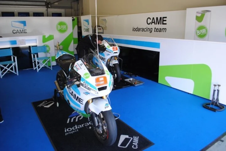 MotoGP: IodaRacing al test in Qatar solo con Petrucci, Leon Camier già in bilico?