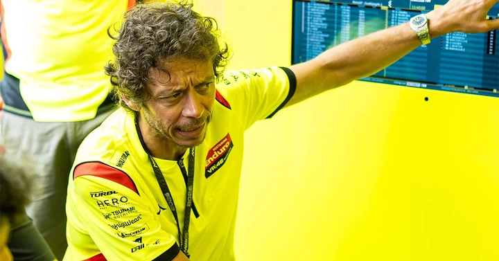 Valentino Rossi difende Bezzecchi: “Squalifica troppo severa”