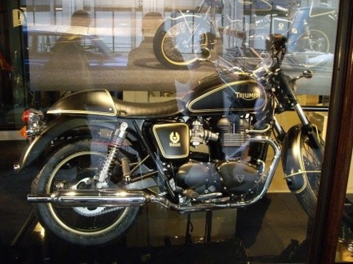 Foto del giorno: Bonneville 50th Anniversary e Desmosedici GP8 da Harrods