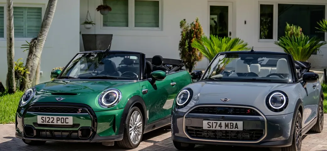 MINI Cooper Cabrio 2024: nuova capote in tessuto e motori a benzina