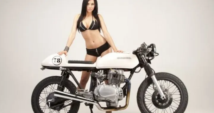 Honda CB400 cafe racer di Steel Bent Customs
