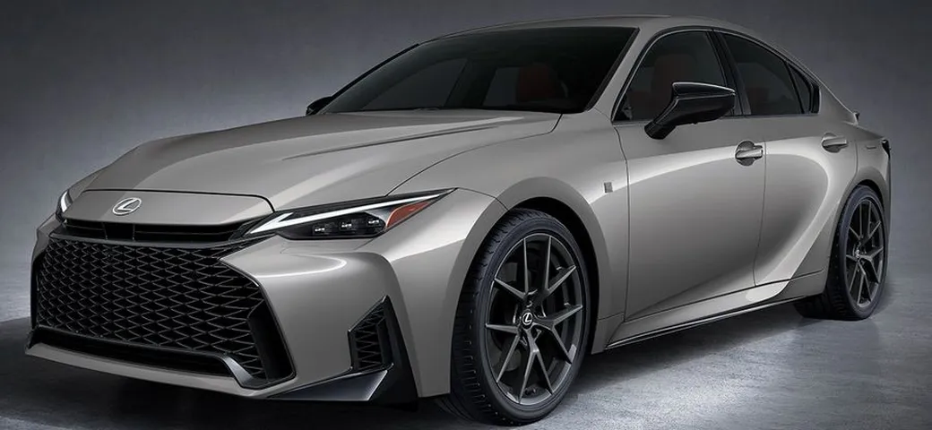 Nuova Lexus IS 2025: tecnologia aggiornata e design rinnovato