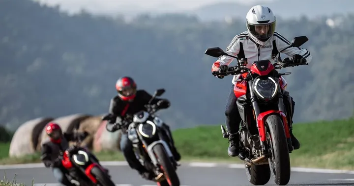 Ducati Monster 2026, più leggera e potente con motore 890 V2