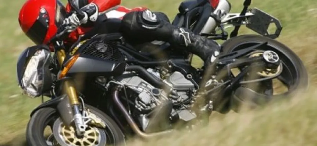 Benelli testa sui passi alpini la versione Cafe Racer della TnT 899