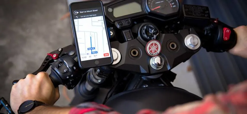 Quadlock, per usare lo smartphone in sicurezza mentre si guida