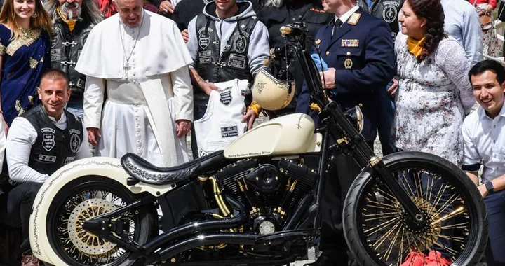 Papa Francesco riceve in dono una Harley-Davidson