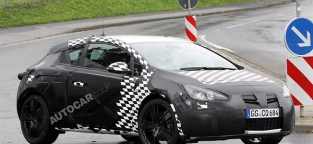 Opel Astra OPC: nuove foto spia