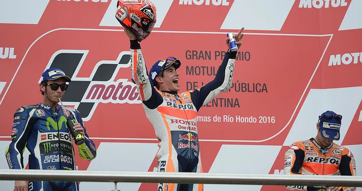 MotoGP Argentina 2016: Marquez vince su Rossi, suicidio Ducati all'ultima curva