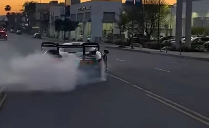 McLaren Senna ferita in un incidente per lo show di un influecer | Video