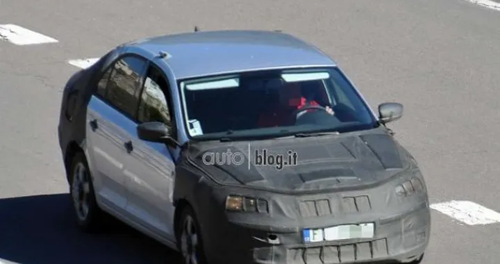 Foto spia della nuova berlina media Skoda Rapid