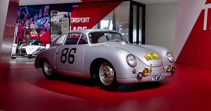 Porsche celebra 75 anni di motorsport: c'è una mostra con oltre 30 auto da corsa