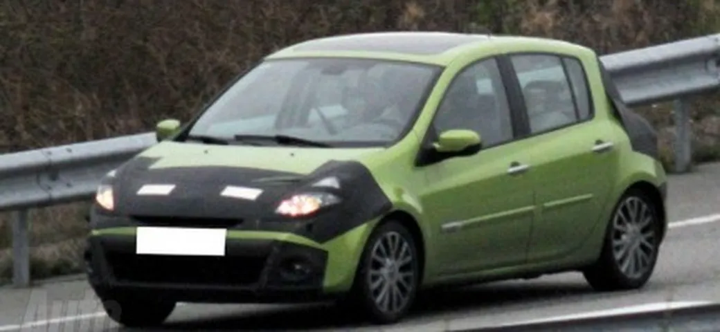 Renault Clio restyling: foto spia su strada