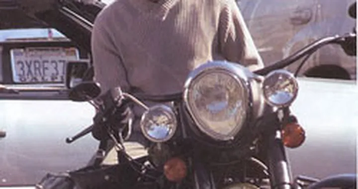 George Clooney centrato in moto