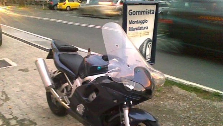 Foto del giorno: Yamaha R6 con parabrezza