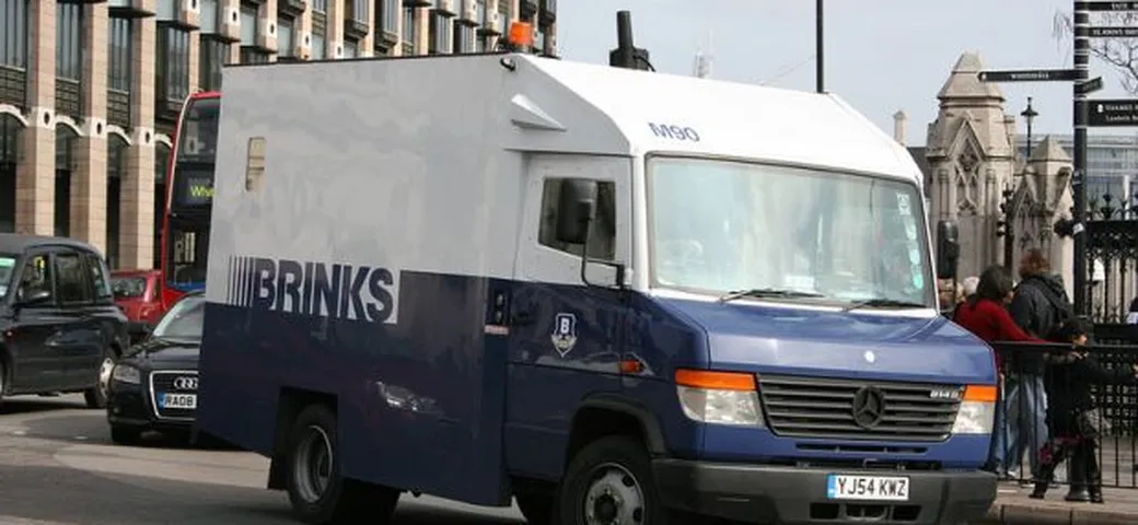 Cade un sacco dal furgone portavalori: autostrada chiusa 20 minuti